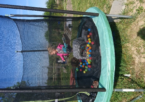 Ania z Krzysiem na trampolinie